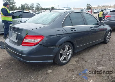 2010 Mercedes-Benz C 300 Luxury/Sport z USA, uszkodzony, nr VIN WDDGF5EB6AR107724